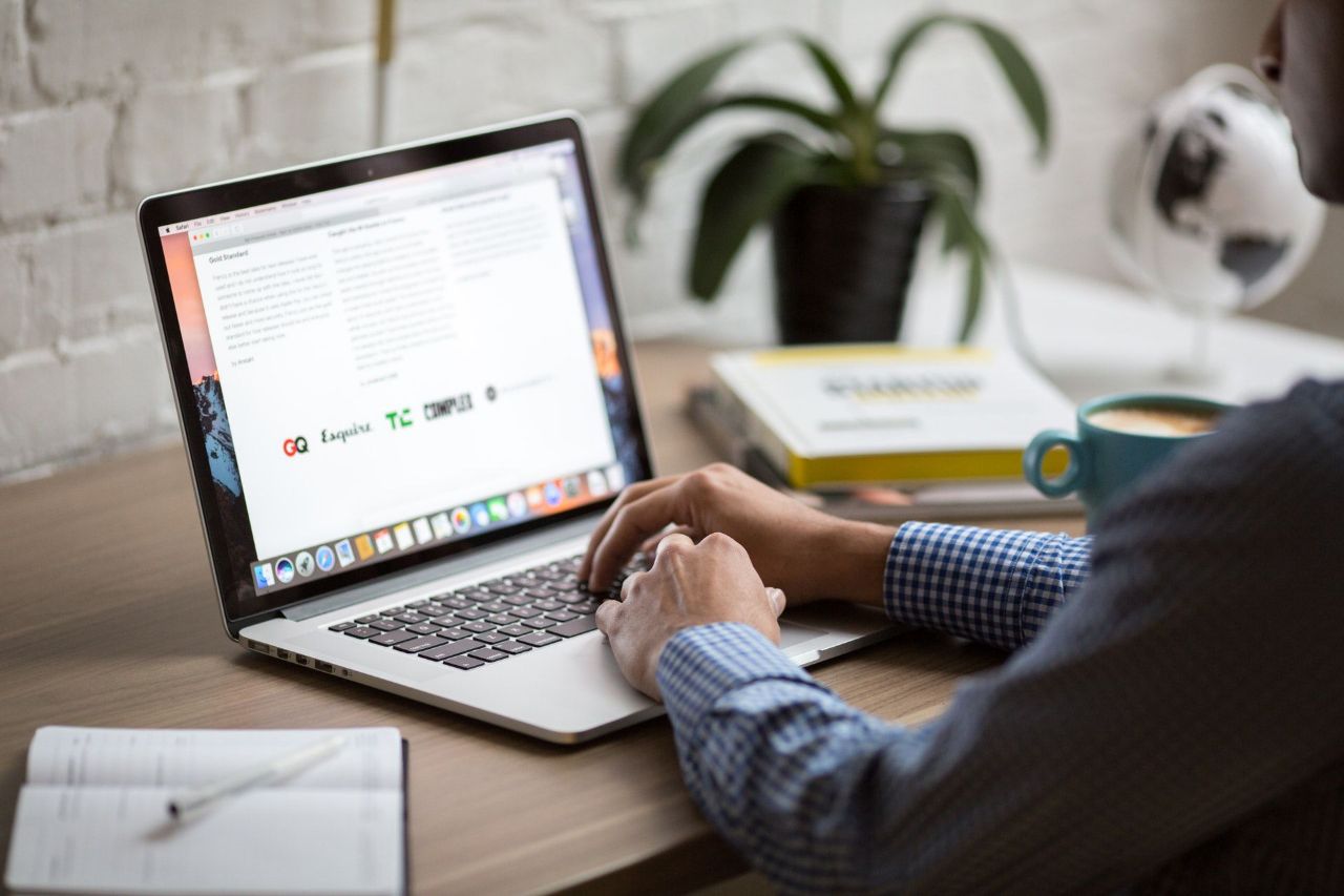 Copertina: Testi per siti web: perché affidarsi a un copywriter